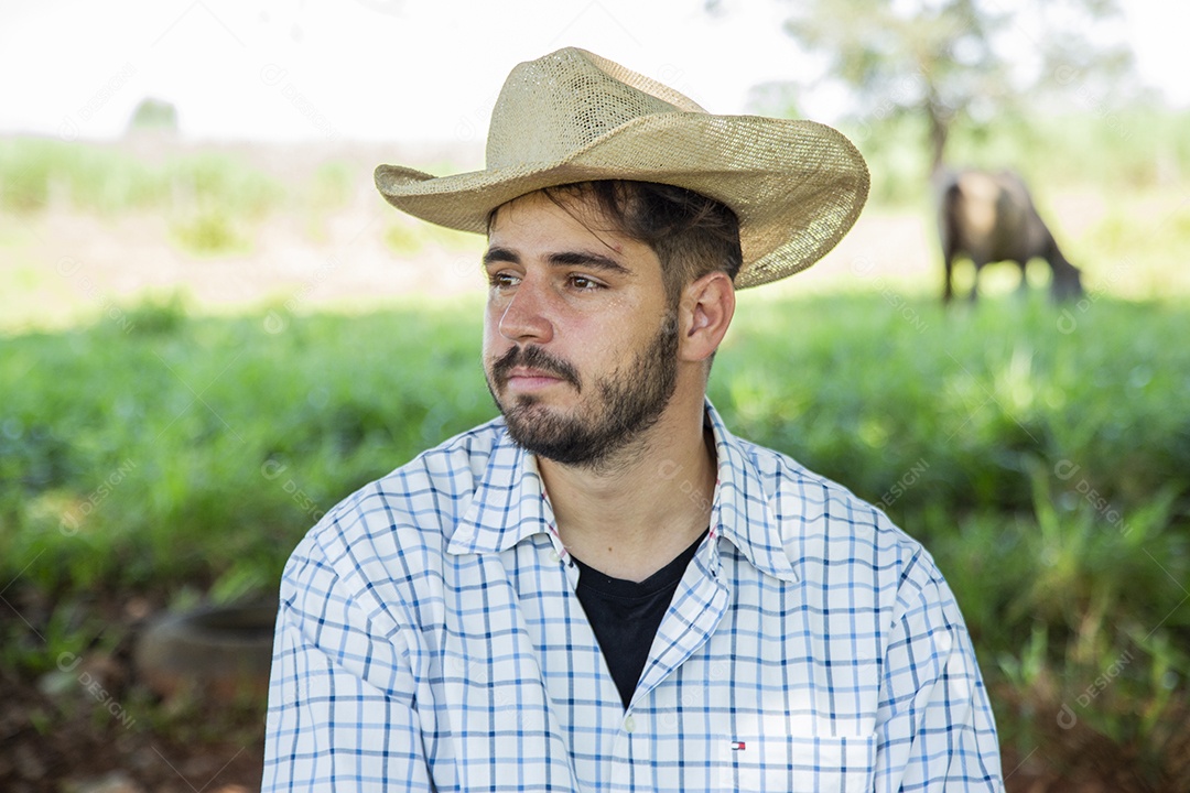Homem jovem fazendeiro sobre fazenda