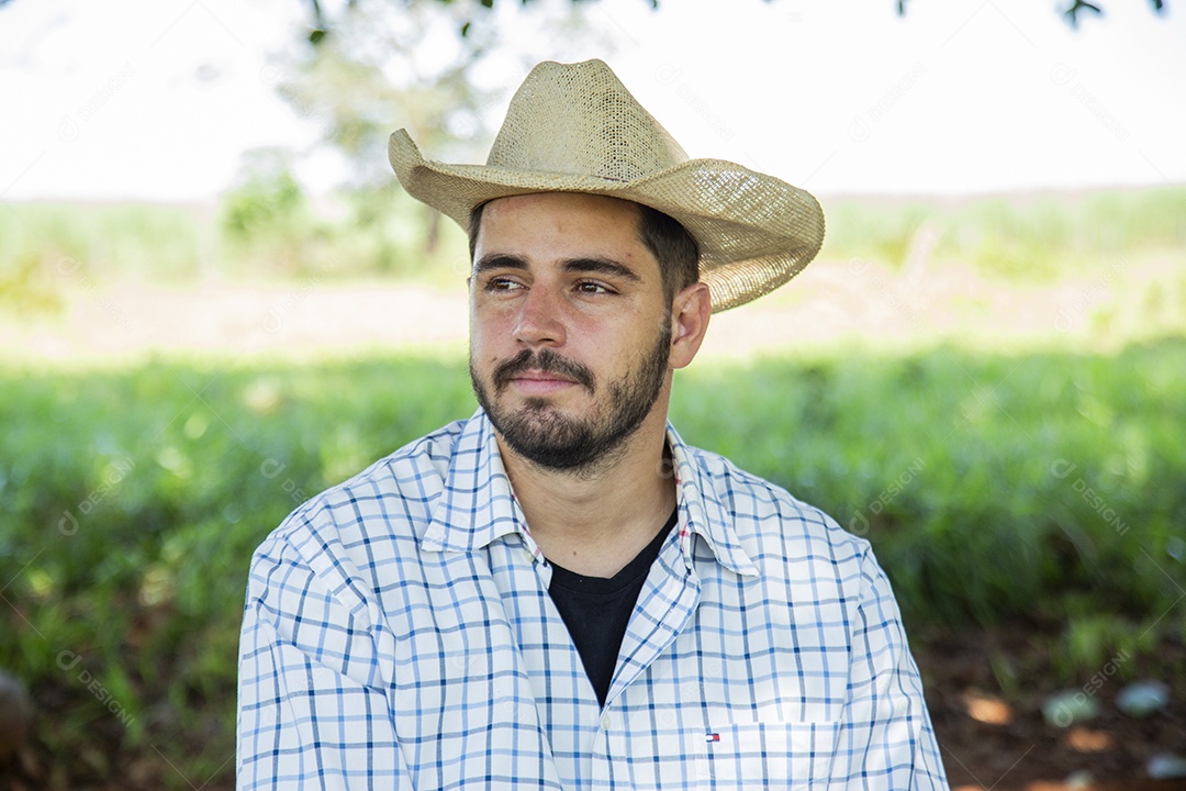 Homem jovem fazendeiro sobre fazenda