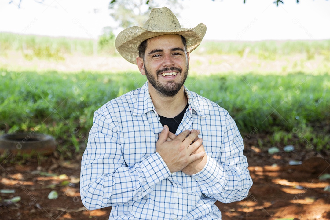 Homem jovem fazendeiro sobre fazenda