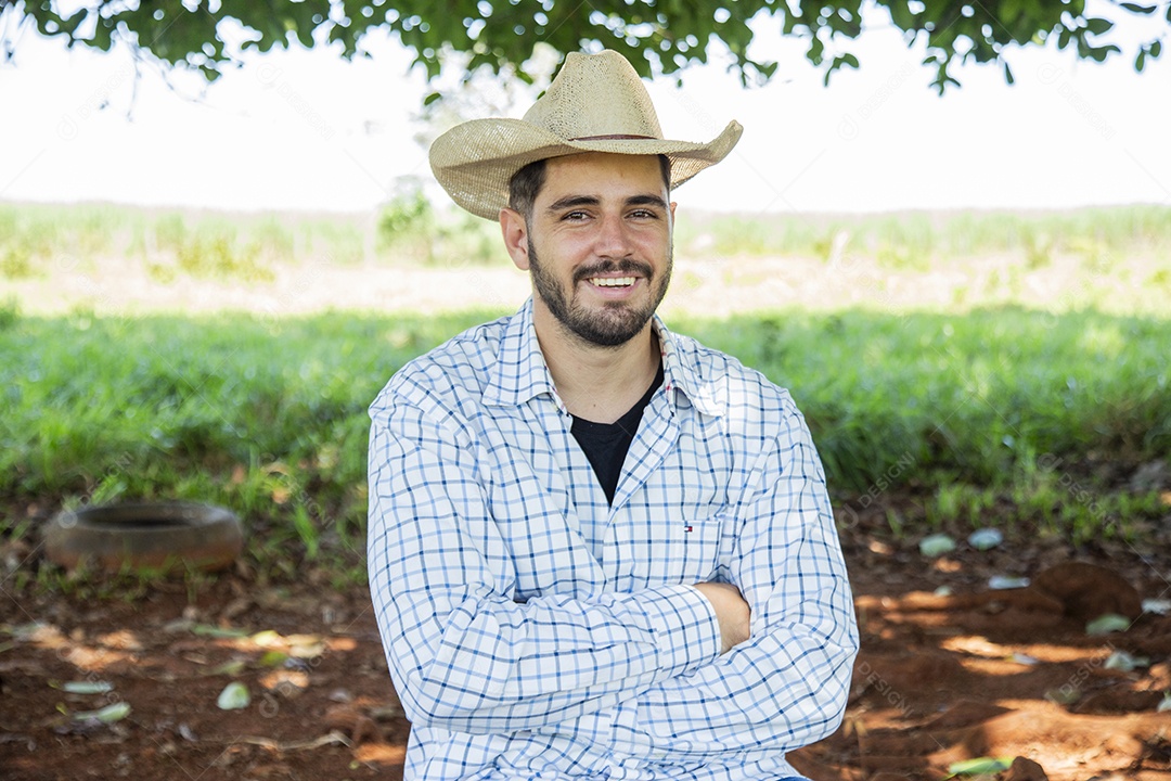 Homem jovem fazendeiro sobre fazenda