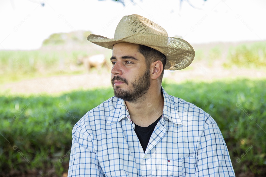 Homem jovem fazendeiro sobre fazenda