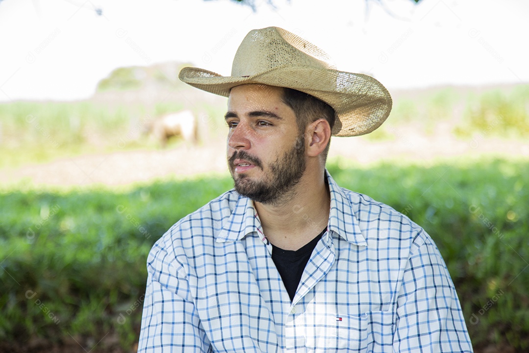 Homem jovem fazendeiro sobre fazenda