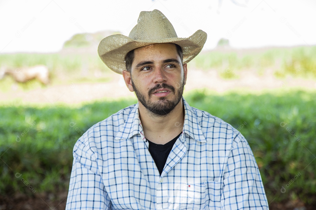 Homem jovem fazendeiro sobre fazenda
