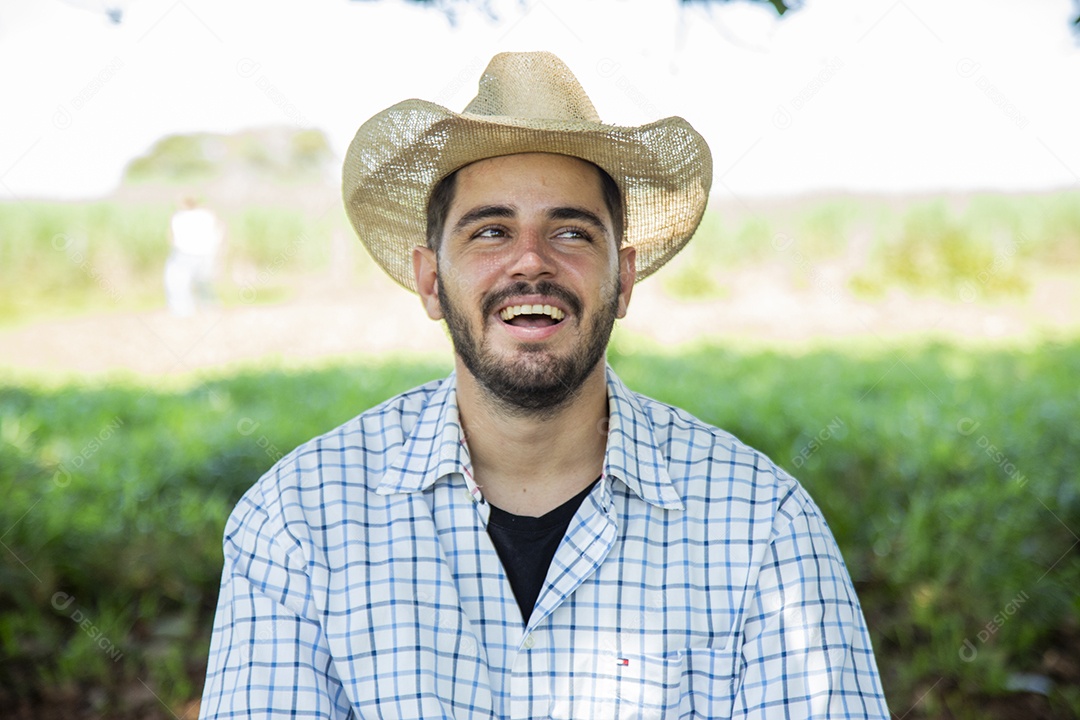 Homem jovem fazendeiro sobre fazenda
