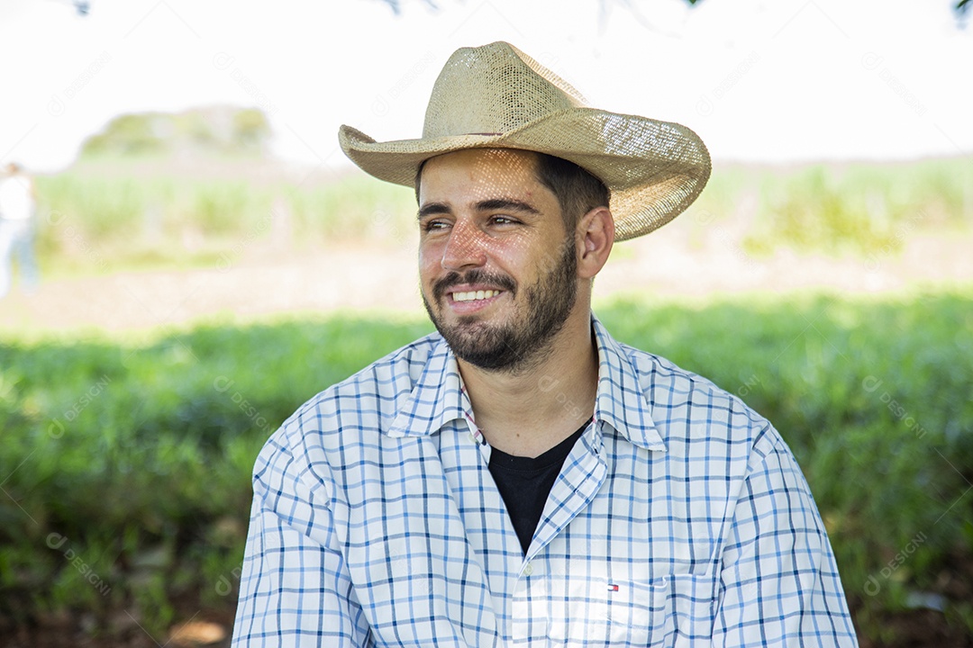 Homem jovem fazendeiro sobre fazenda