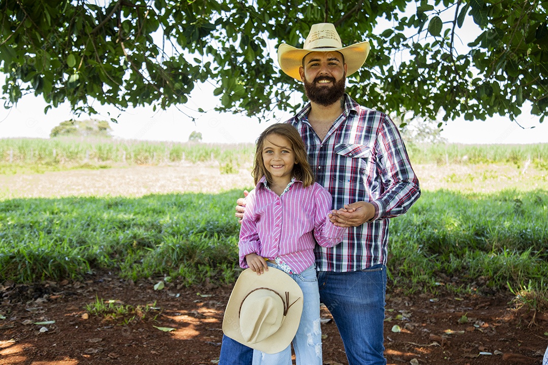 Pai fazendeiro ao lado de sua filha