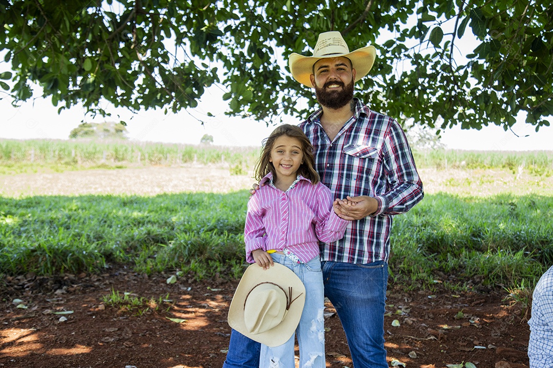 Pai fazendeiro ao lado de sua filha