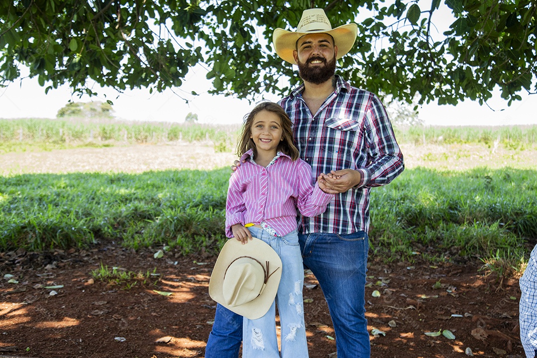 Pai fazendeiro ao lado de sua filha