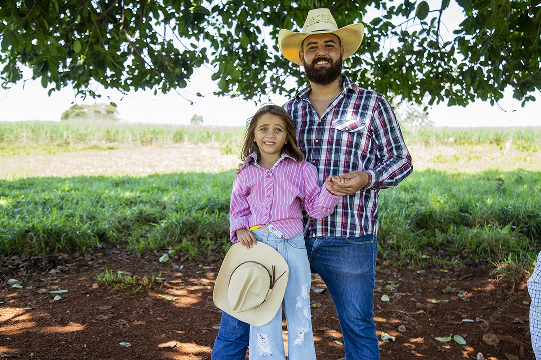 Pai fazendeiro ao lado de sua filha