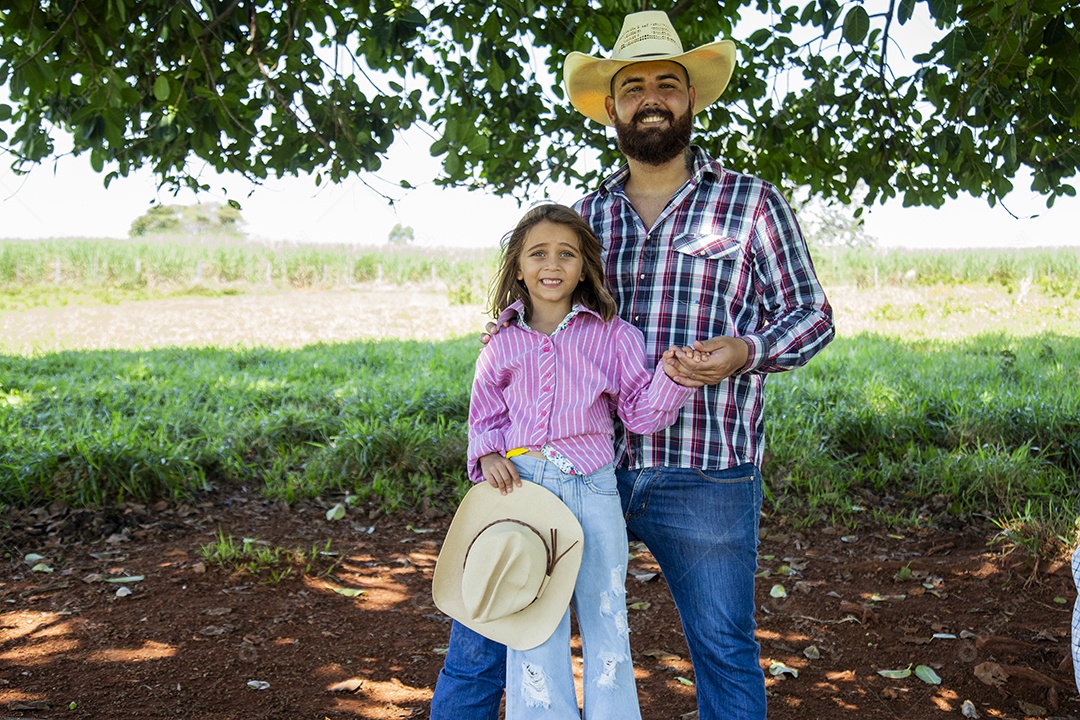 Pai fazendeiro ao lado de sua filha