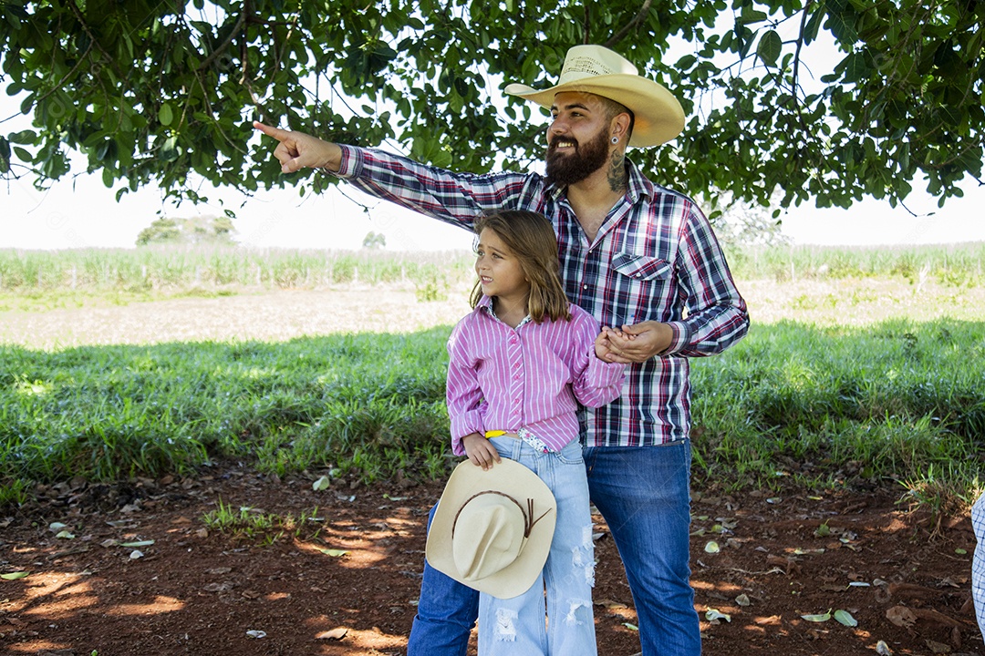 Pai fazendeiro ao lado de sua filha