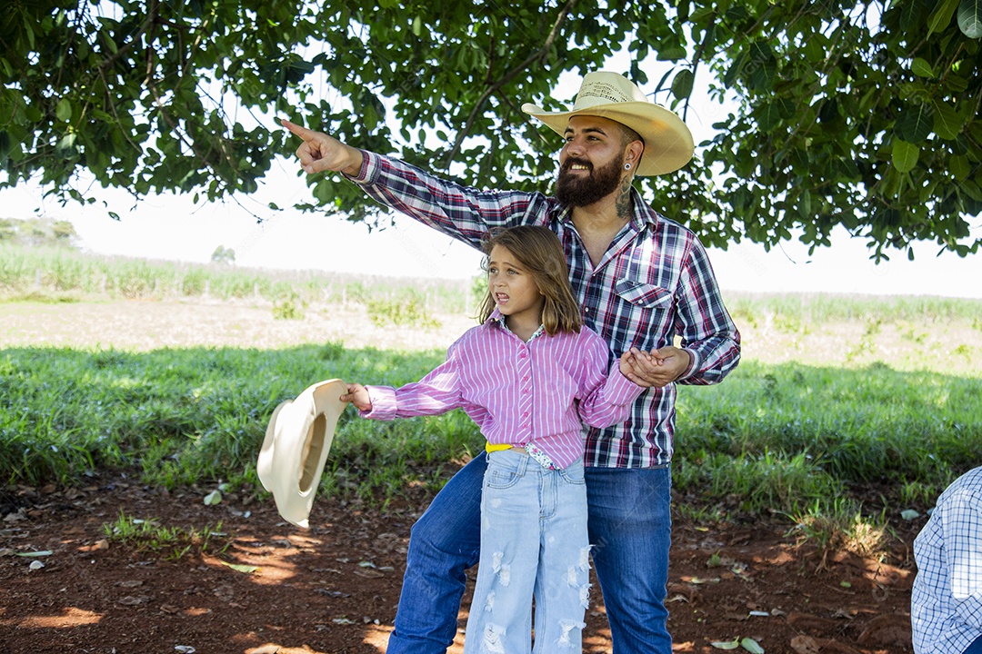 Pai fazendeiro ao lado de sua filha
