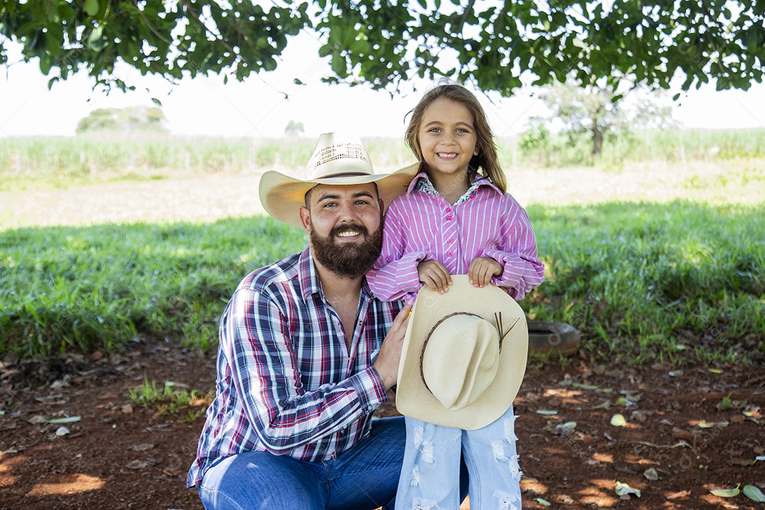 Pai fazendeiro ao lado de sua filha