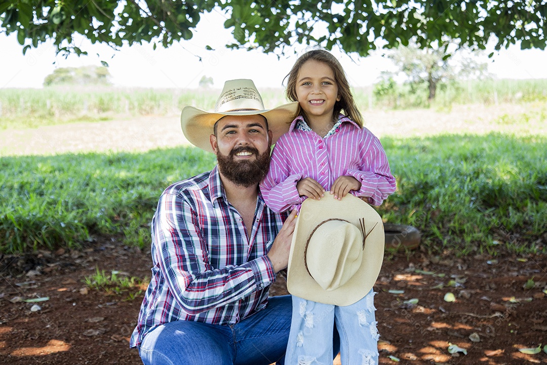 Pai fazendeiro ao lado de sua filha
