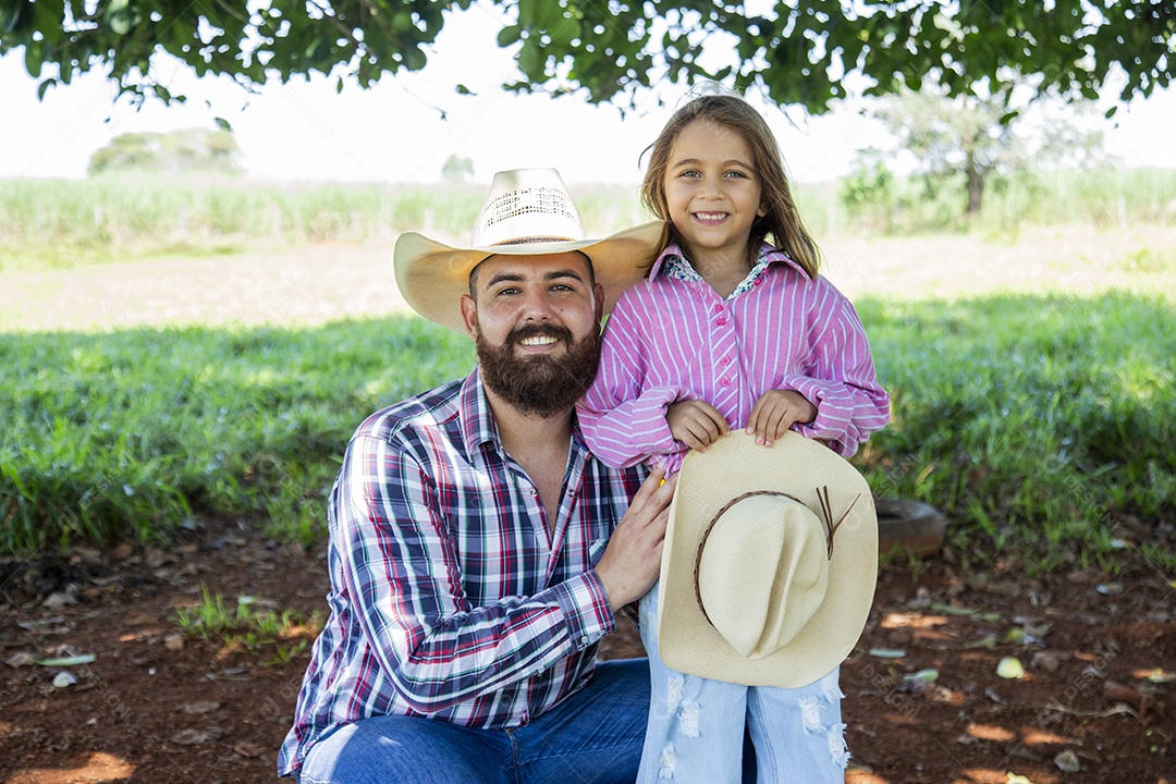 Pai fazendeiro ao lado de sua filha