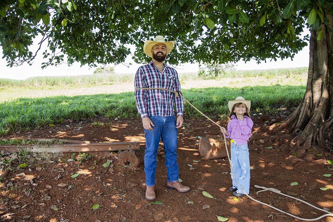 Pai fazendeiro ao lado de sua filha