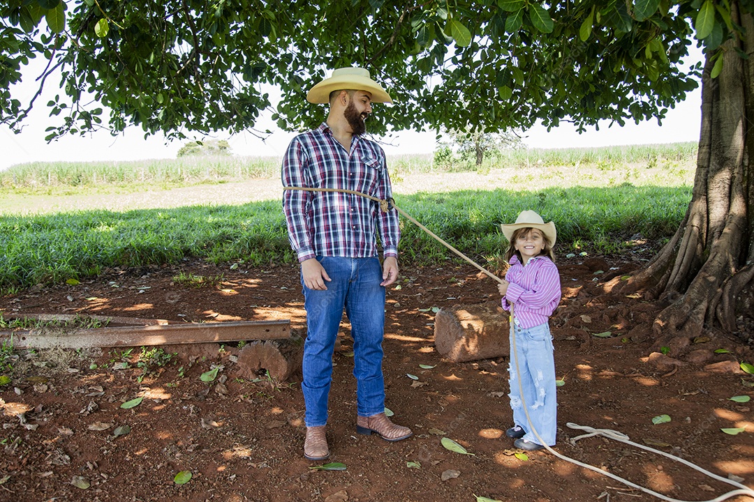 Pai fazendeiro ao lado de sua filha