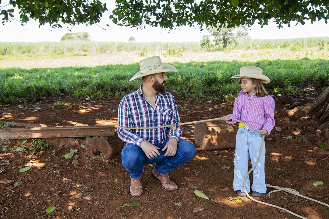 Pai fazendeiro ao lado de sua filha
