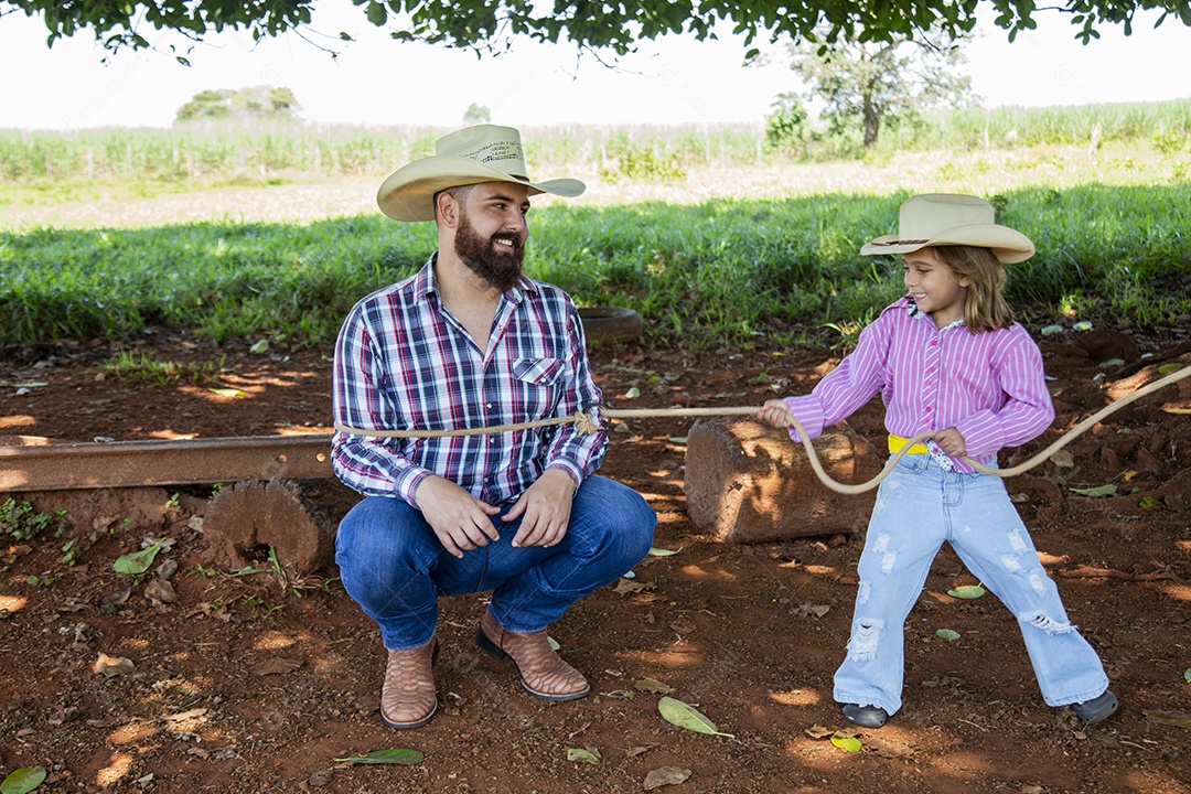 Pai fazendeiro ao lado de sua filha