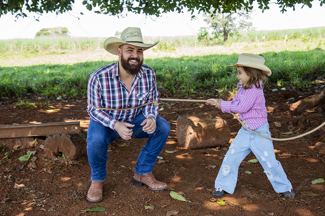 Pai fazendeiro ao lado de sua filha