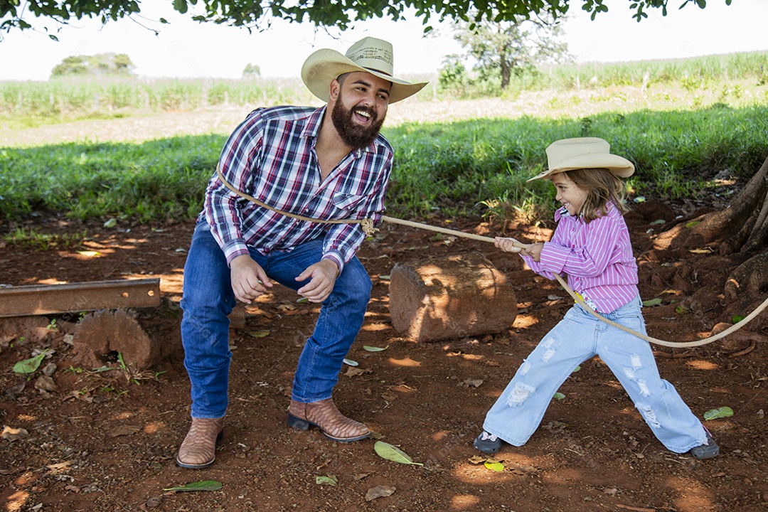 Pai fazendeiro ao lado de sua filha