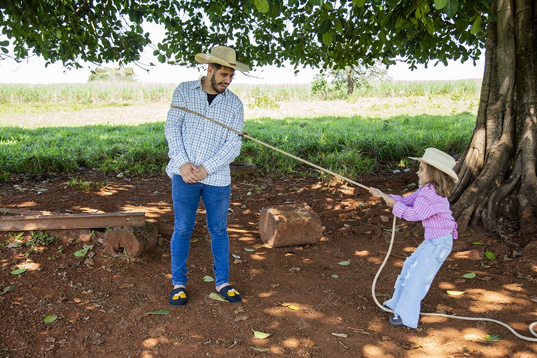 Pai fazendeiro ao lado de sua filha