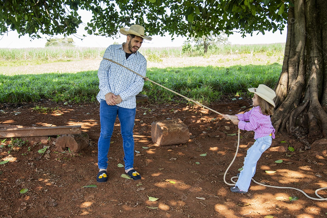 Pai fazendeiro ao lado de sua filha