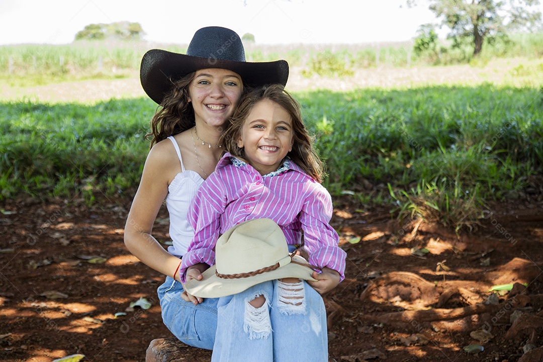 Lindas garotas jovens sobre fazenda
