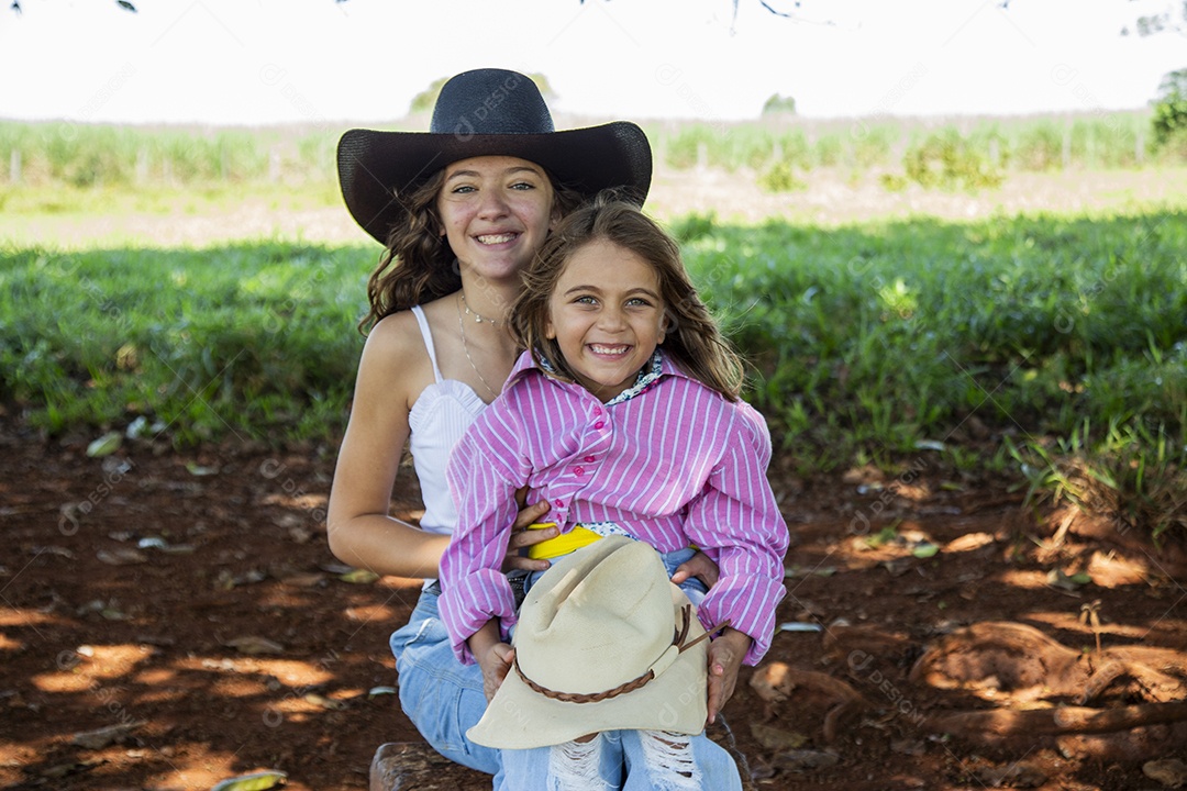 Lindas garotas jovens sobre fazenda