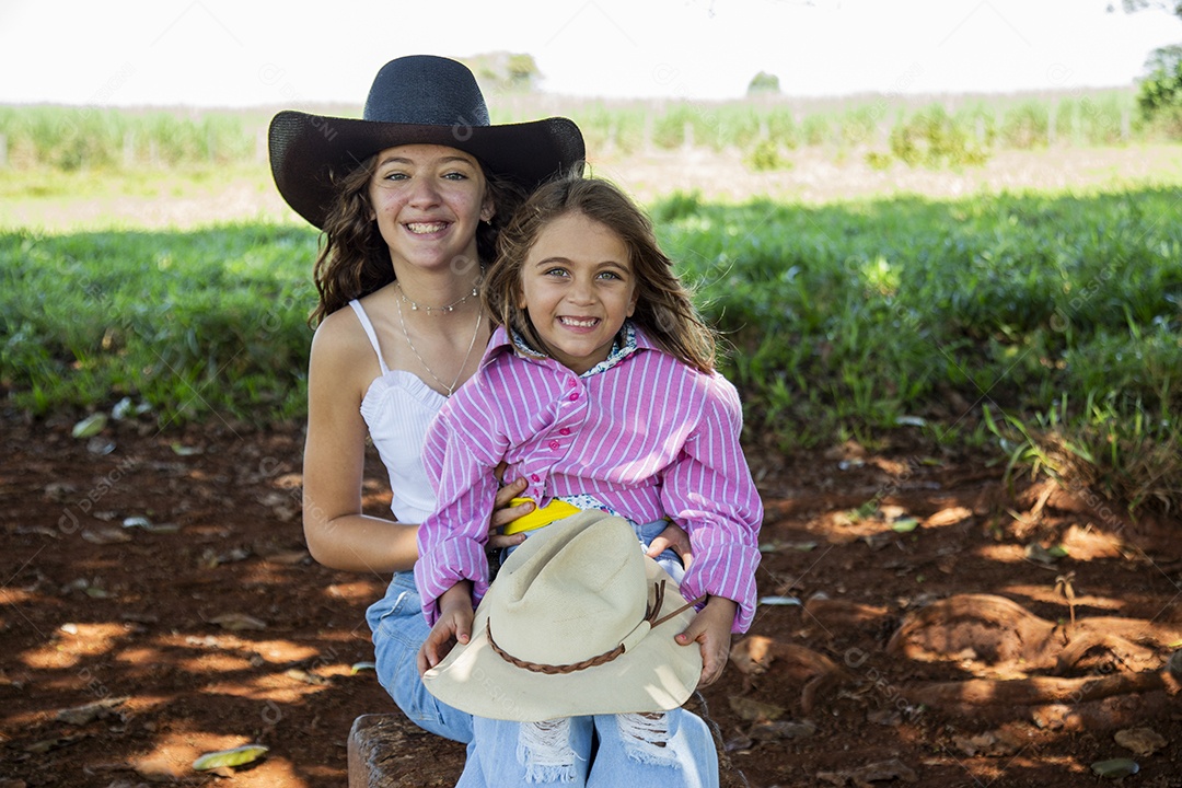 Lindas garotas jovens sobre fazenda