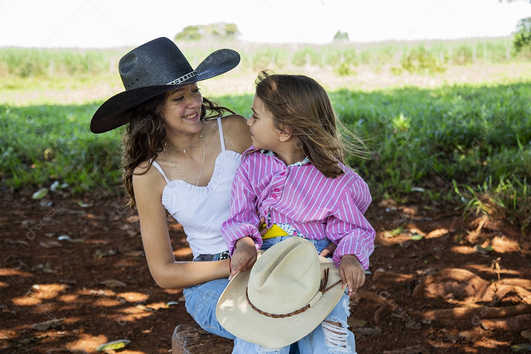 Lindas garotas jovens sobre fazenda