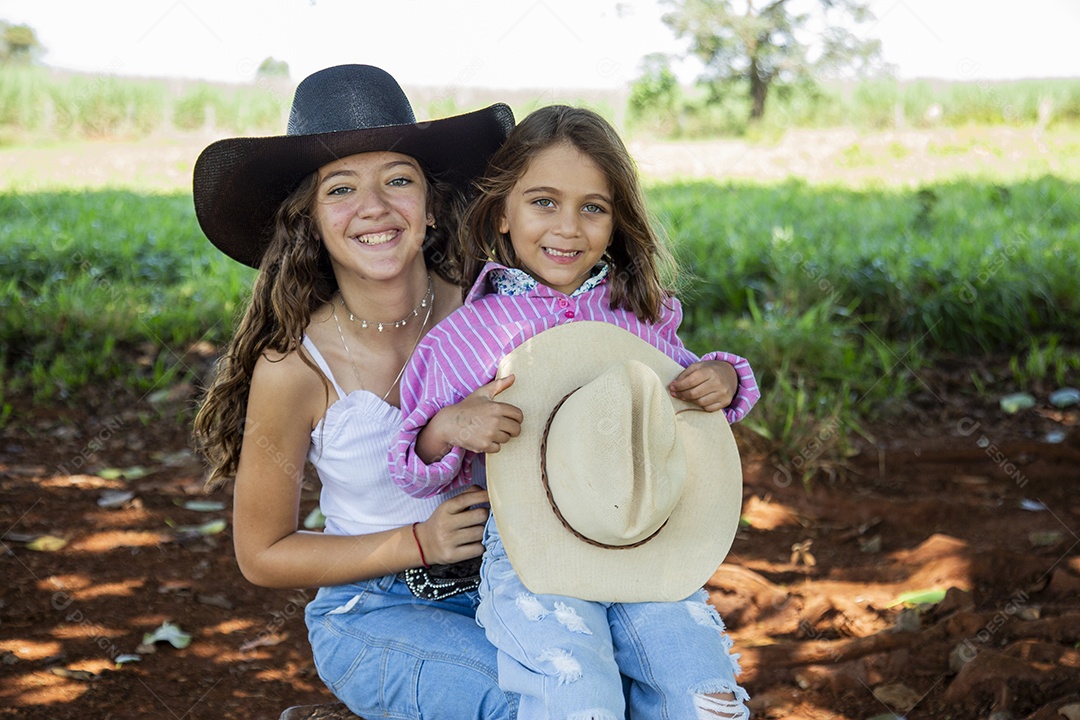 Lindas garotas jovens sobre fazenda
