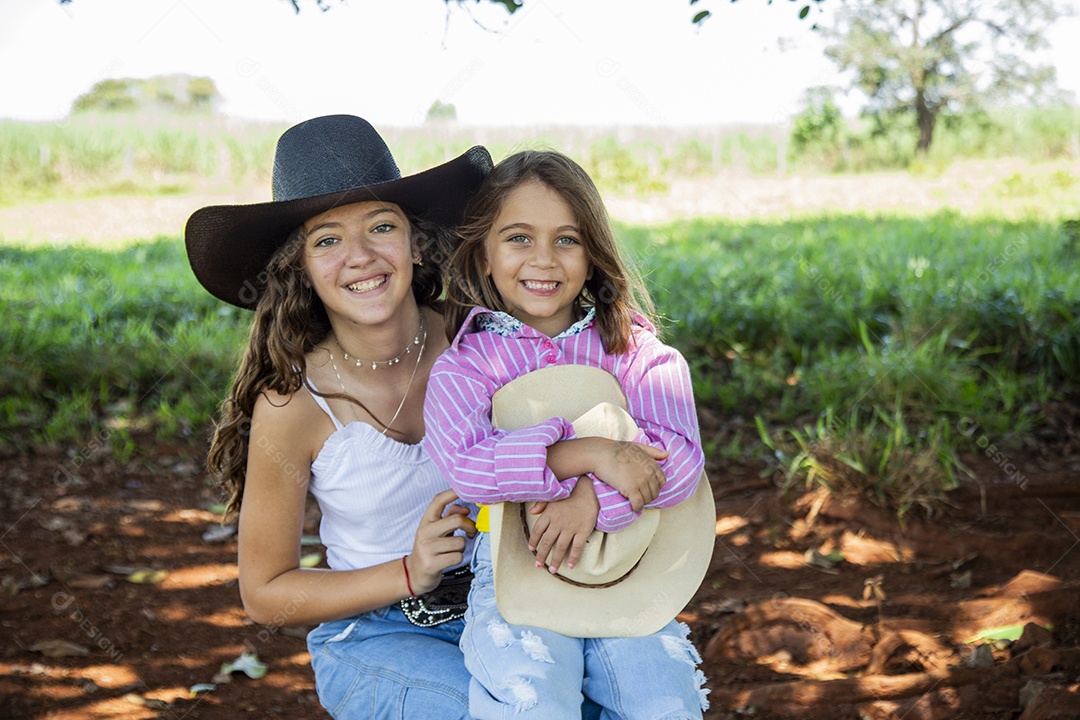 Lindas garotas jovens sobre fazenda