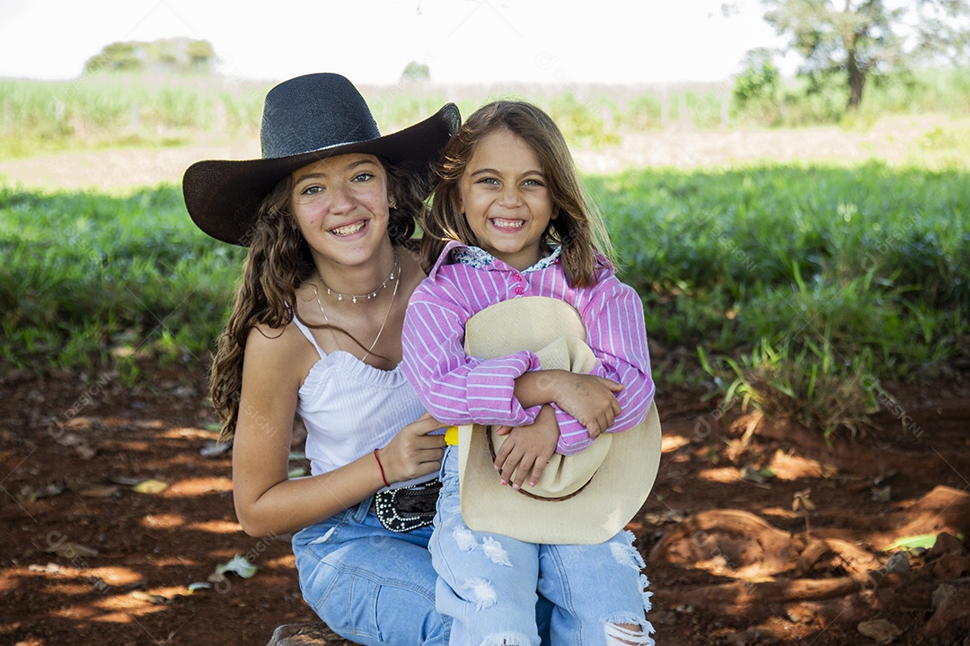 Lindas garotas jovens sobre fazenda