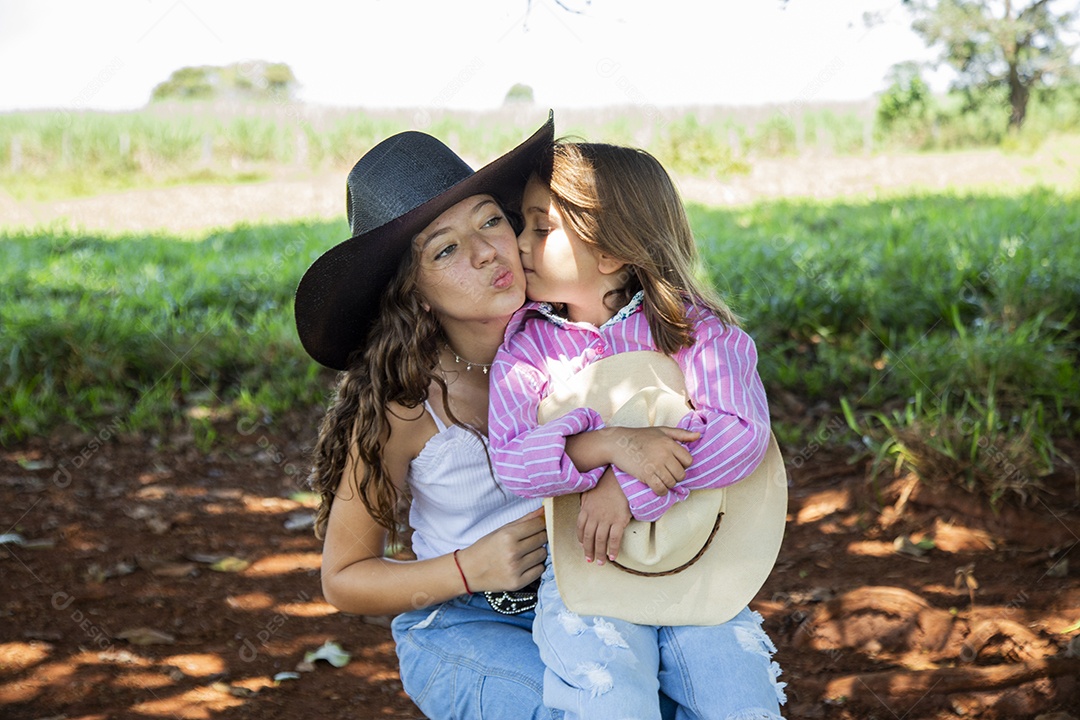 Lindas garotas jovens sobre fazenda