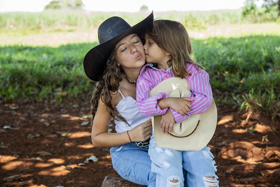 Lindas garotas jovens sobre fazenda