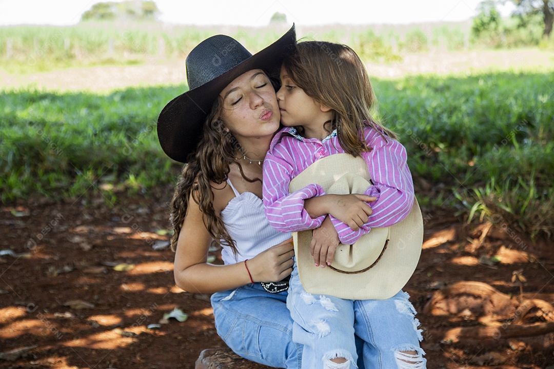 Lindas garotas jovens sobre fazenda