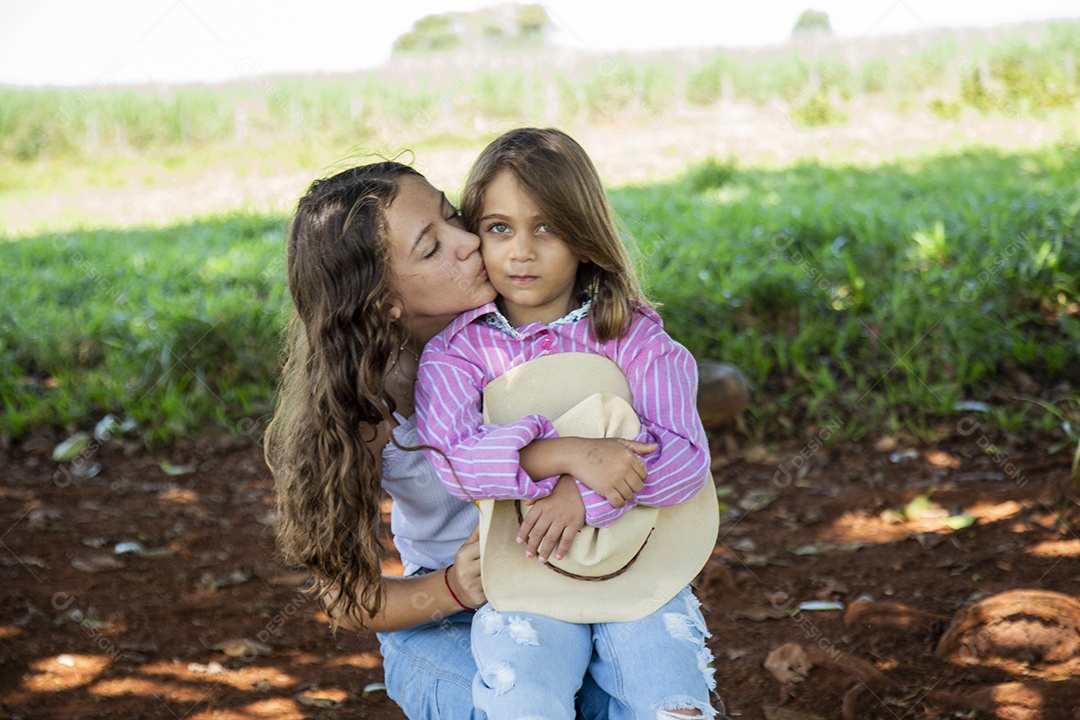 Lindas garotas jovens sobre fazenda