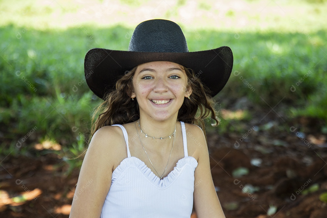 Linda menina jovem sobre fazenda