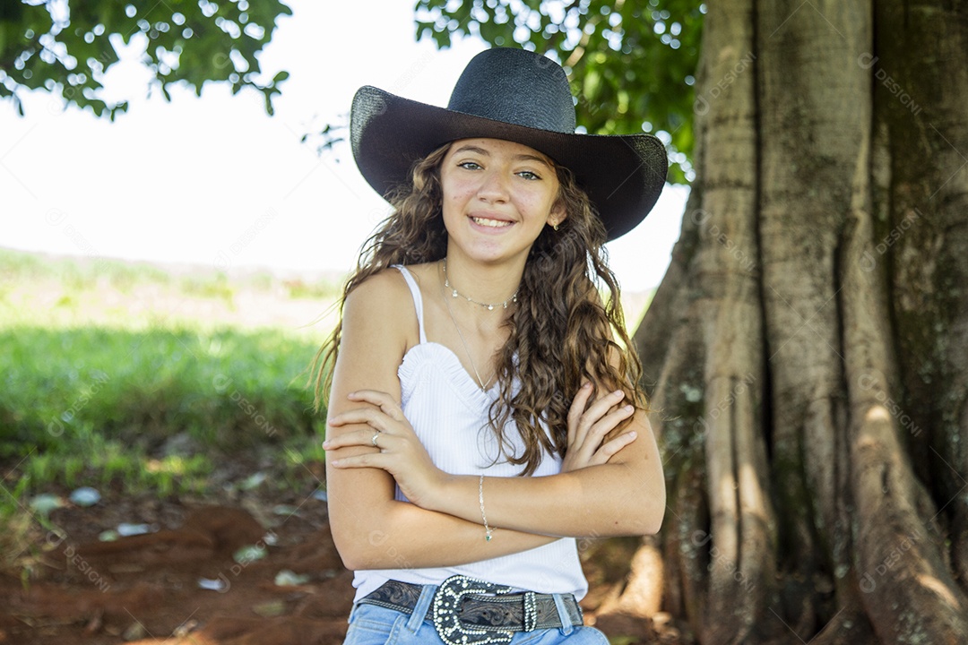 Linda menina jovem sobre fazenda