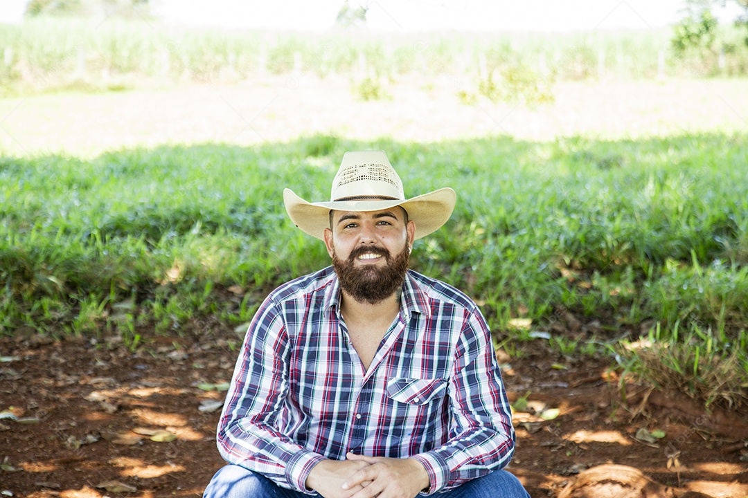 Homem jovem fazendeiro sobre fazenda