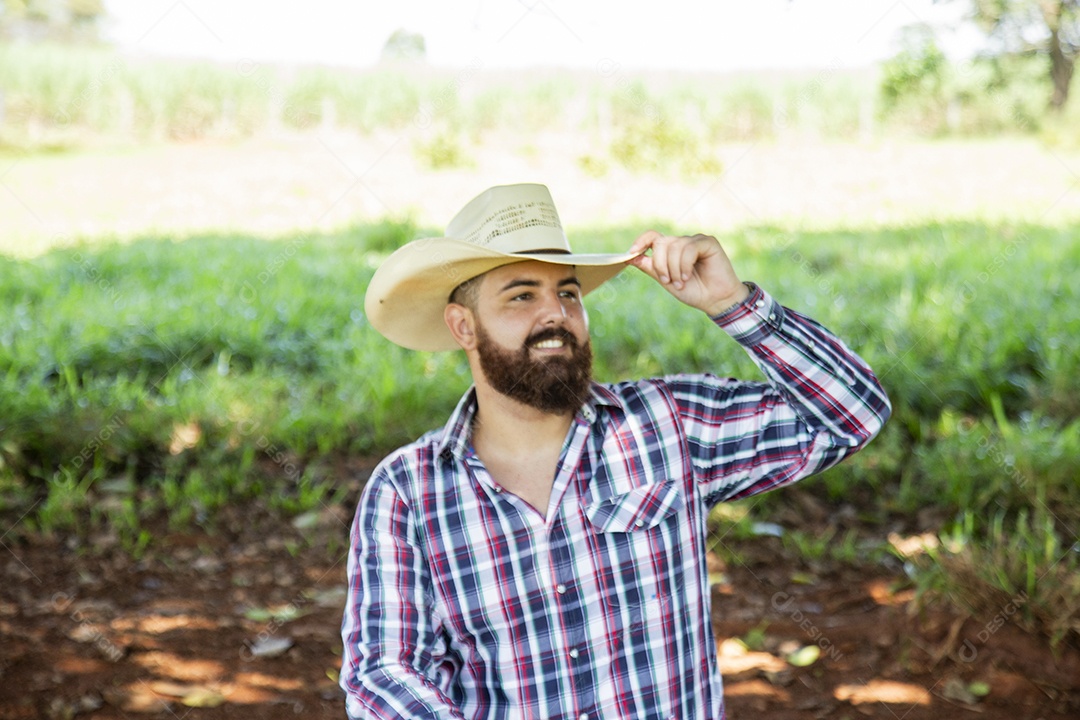 Homem jovem fazendeiro sobre fazenda