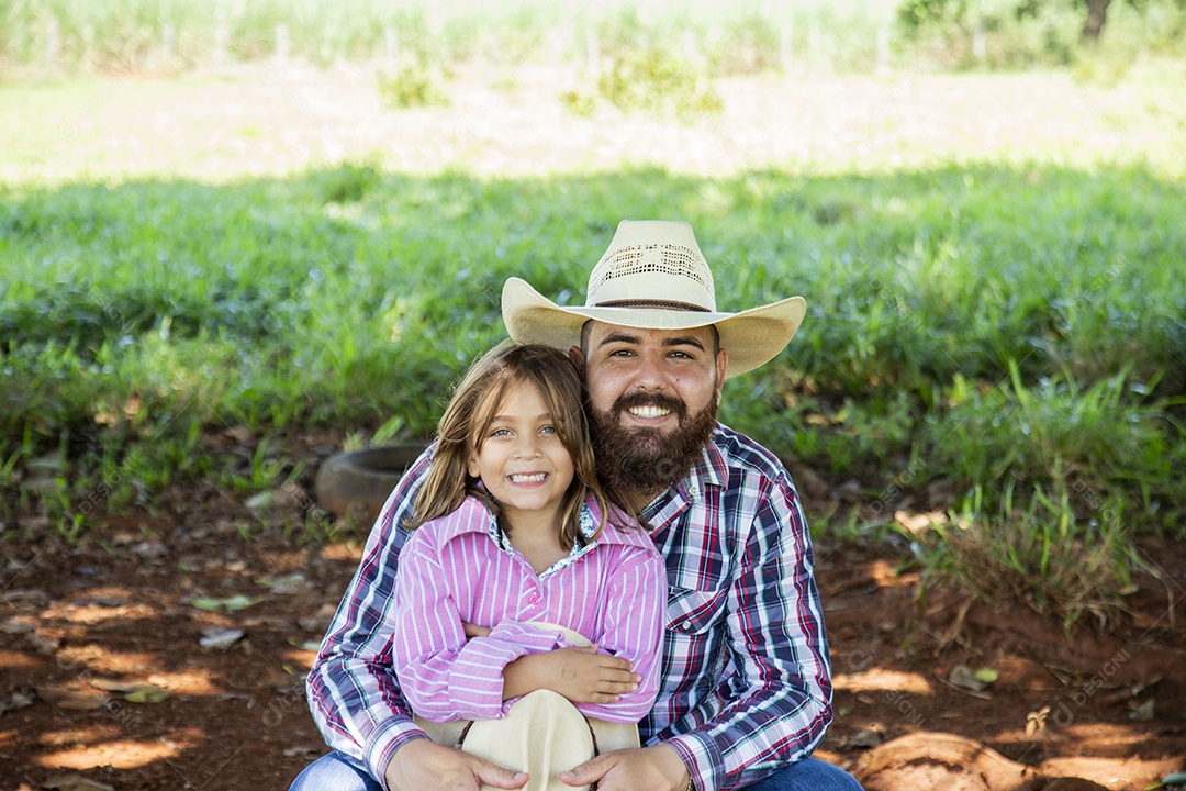 Linda garotinha feliz e sorridente brincando sobre terreno de uma fazenda