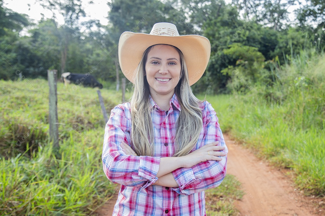 Linda mulher fazendeira sobre fazenda