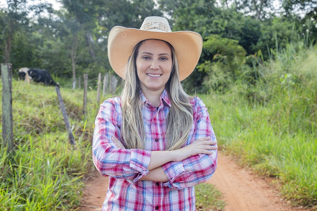 Linda mulher fazendeira sobre fazenda