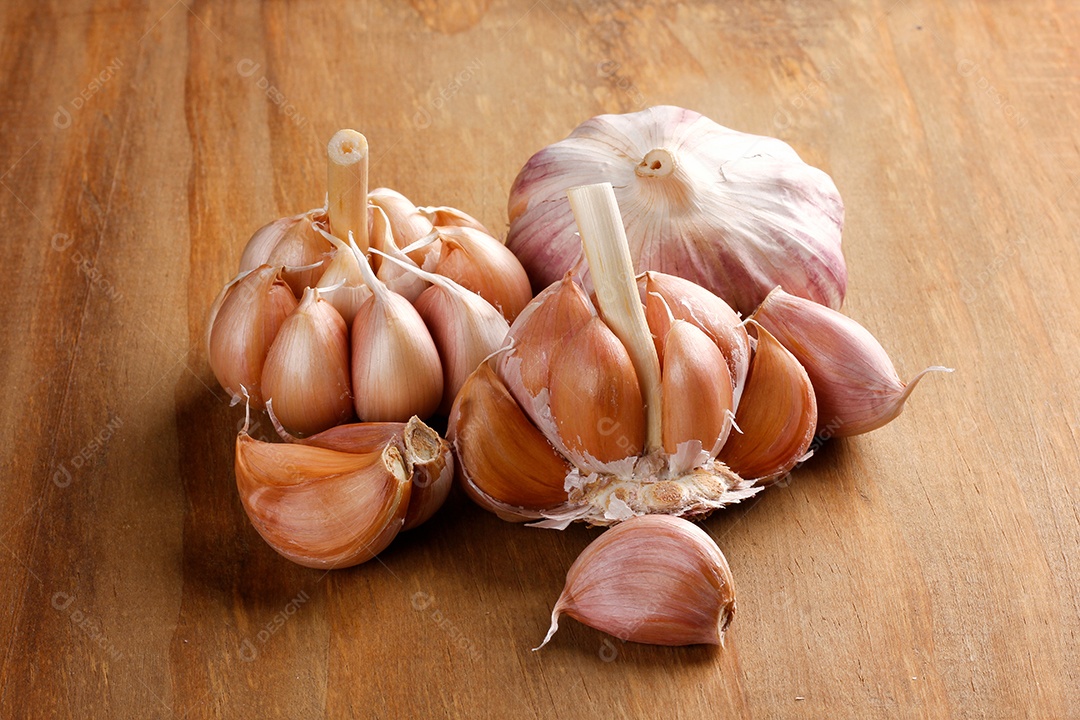 Dentes de alho sobre fundo de madeira