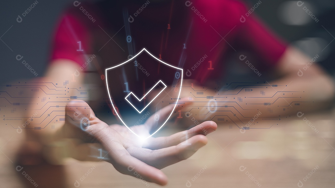 Uma pessoa está segurando um escudo com uma marca de seleção