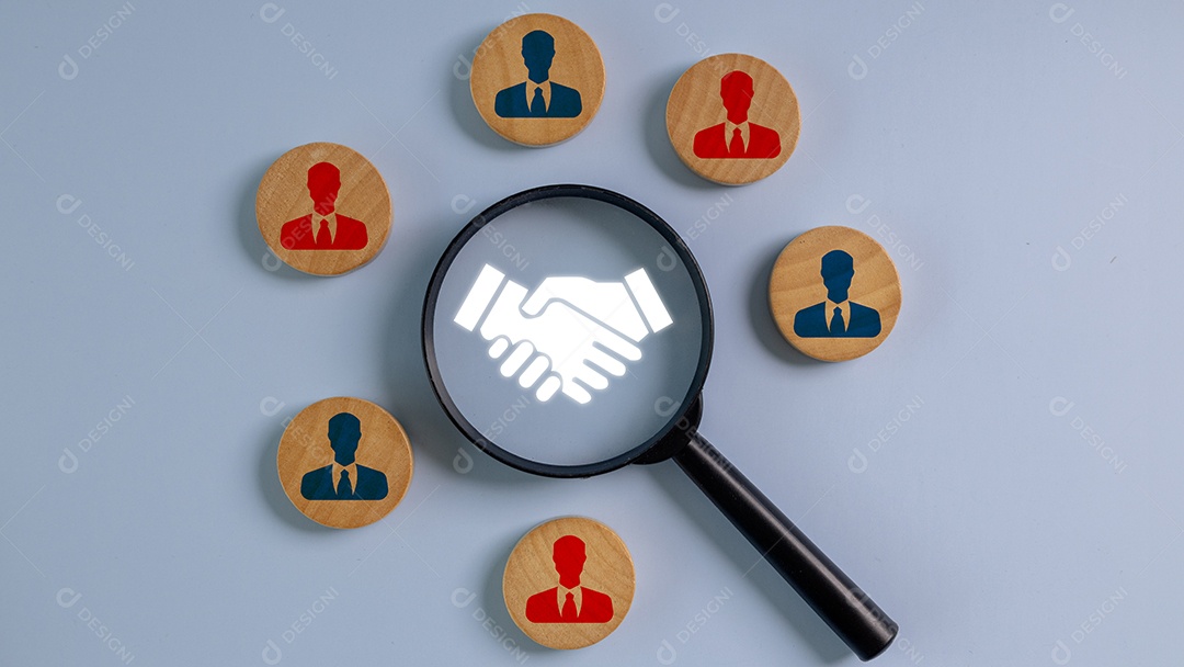 Uma lupa é usada para observar um grupo de pessoas