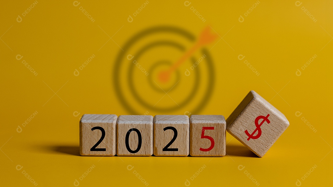 Dados de madeira com 2025 desenhado e símbolo de dinheiro com alvo
