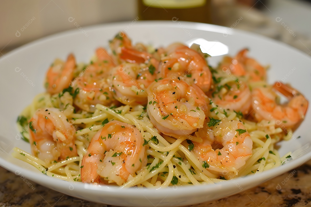 Espaguete de camarão sobre um prato